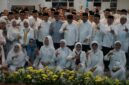 Foto: Sejumlah tokoh dan warga Lampung perantauan berfoto bersama usai acara buka puasa bersama di Gedung Wisma Menpora, Jakarta, Minggu (21/2/2026). 