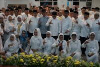 Foto: Sejumlah tokoh dan warga Lampung perantauan berfoto bersama usai acara buka puasa bersama di Gedung Wisma Menpora, Jakarta, Minggu (21/2/2026). 
