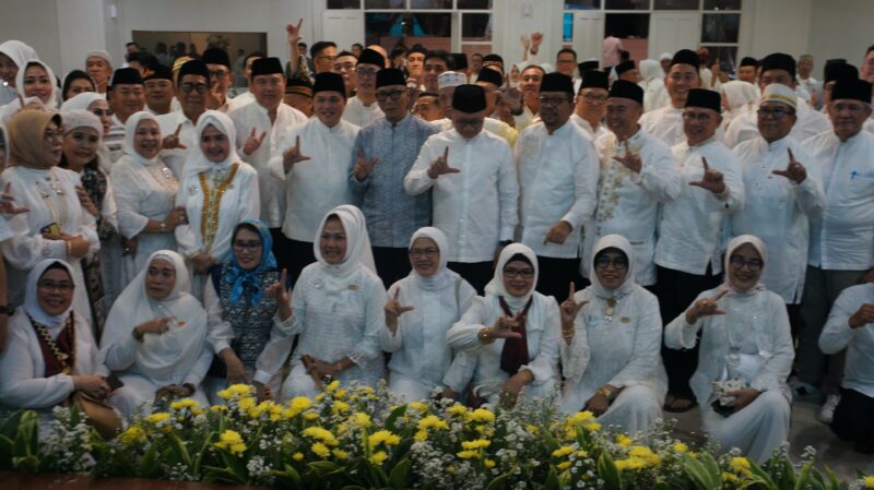 Foto: Sejumlah tokoh dan warga Lampung perantauan berfoto bersama usai acara buka puasa bersama di Gedung Wisma Menpora, Jakarta, Minggu (21/2/2026). 
