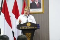 Analis komunikasi politik Hendri Satrio menyoroti pernyataan Menteri Koperasi Ferry Juliantono yang meminta agar keberadaan ritel modern seperti Alfamart dan Indomaret diatur, terutama di wilayah pedesaan.