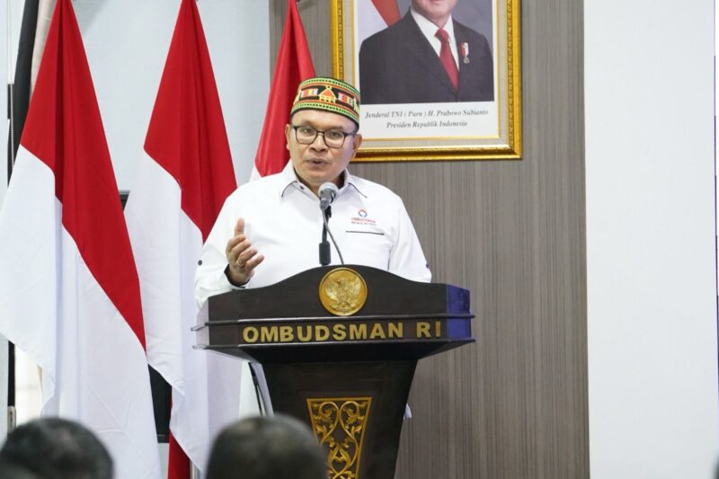 Analis komunikasi politik Hendri Satrio menyoroti pernyataan Menteri Koperasi Ferry Juliantono yang meminta agar keberadaan ritel modern seperti Alfamart dan Indomaret diatur, terutama di wilayah pedesaan.