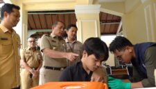 Foto: Wali Kota Jakarta Pusat Arifin meninjau langsung layanan penghapusan tato yang digelar Bazis Jakarta Pusat di sela rangkaian Bazar Ramadan 1447 Hijriah, Jakarta, Senin (22/2/2026)