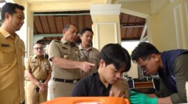 Foto: Wali Kota Jakarta Pusat Arifin meninjau langsung layanan penghapusan tato yang digelar Bazis Jakarta Pusat di sela rangkaian Bazar Ramadan 1447 Hijriah, Jakarta, Senin (22/2/2026)