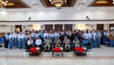 Foto: Asisten Pemerintahan (Aspem) Sekko Administrasi Jakarta Pusat Prasetyo Kurniawan (tengah, duduk) berfoto bersama peserta usai membuka sosialisasi seleksi dan pelatihan calon Paskibraka Tingkat Kota Jakarta Pusat di Ruang Serbaguna Utama, Kantor Wali Kota Jakarta Pusat, Rabu (24/2).