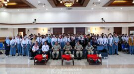 Foto: Asisten Pemerintahan (Aspem) Sekko Administrasi Jakarta Pusat Prasetyo Kurniawan (tengah, duduk) berfoto bersama peserta usai membuka sosialisasi seleksi dan pelatihan calon Paskibraka Tingkat Kota Jakarta Pusat di Ruang Serbaguna Utama, Kantor Wali Kota Jakarta Pusat, Rabu (24/2).