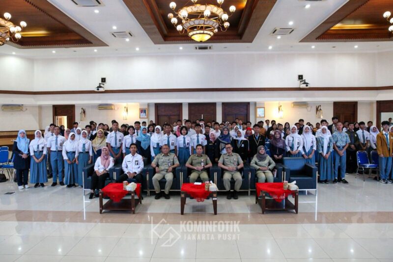 Foto: Asisten Pemerintahan (Aspem) Sekko Administrasi Jakarta Pusat Prasetyo Kurniawan (tengah, duduk) berfoto bersama peserta usai membuka sosialisasi seleksi dan pelatihan calon Paskibraka Tingkat Kota Jakarta Pusat di Ruang Serbaguna Utama, Kantor Wali Kota Jakarta Pusat, Rabu (24/2).