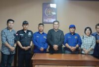 Foto: Pengurus dan anggota Pokja Persatuan Wartawan Indonesia (PWI) Wali Kota Jakarta Timur berfoto bersama usai menggelar rapat koordinasi di Sekretariat Pokja PWI, Gedung B2 Lantai 4, Kantor Wali Kota Jakarta Timur, Selasa (24/2/2026).