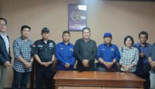 Foto: Pengurus dan anggota Pokja Persatuan Wartawan Indonesia (PWI) Wali Kota Jakarta Timur berfoto bersama usai menggelar rapat koordinasi di Sekretariat Pokja PWI, Gedung B2 Lantai 4, Kantor Wali Kota Jakarta Timur, Selasa (24/2/2026).