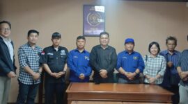 Foto: Pengurus dan anggota Pokja Persatuan Wartawan Indonesia (PWI) Wali Kota Jakarta Timur berfoto bersama usai menggelar rapat koordinasi di Sekretariat Pokja PWI, Gedung B2 Lantai 4, Kantor Wali Kota Jakarta Timur, Selasa (24/2/2026).