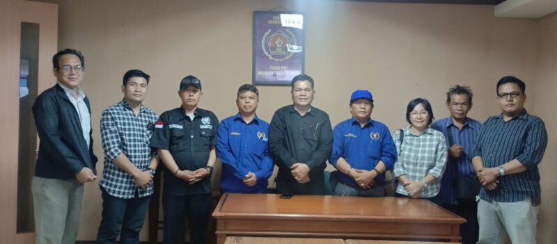 Foto: Pengurus dan anggota Pokja Persatuan Wartawan Indonesia (PWI) Wali Kota Jakarta Timur berfoto bersama usai menggelar rapat koordinasi di Sekretariat Pokja PWI, Gedung B2 Lantai 4, Kantor Wali Kota Jakarta Timur, Selasa (24/2/2026).