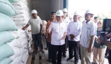 Menteri Perdagangan Budi Santoso menegaskan peran strategis Sistem Resi Gudang (SRG) dalam mendukung ketahanan pangan nasional. Ia mendorong agar gudang-gudang SRG dimanfaatkan Bulog untuk penyimpanan komoditas pangan, seperti gabah, beras, dan jagung.