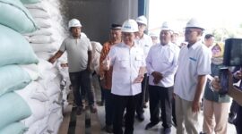 Menteri Perdagangan Budi Santoso menegaskan peran strategis Sistem Resi Gudang (SRG) dalam mendukung ketahanan pangan nasional. Ia mendorong agar gudang-gudang SRG dimanfaatkan Bulog untuk penyimpanan komoditas pangan, seperti gabah, beras, dan jagung.