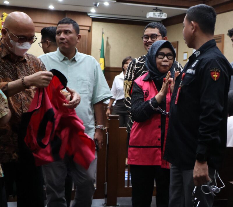 Jaksa Penuntut Umum (JPU) Roy Riady membeberkan sejumlah kejanggalan dalam perkara dugaan tindak pidana korupsi pengadaan Chromebook di lingkungan Kementerian Pendidikan, Kebudayaan, Riset, dan Teknologi (Kemendikbudristek).