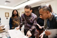 Menteri Kebudayaan Republik Indonesia Fadli Zon menerima kunjungan Werner Weiglein, pemerhati dan pecinta budaya Indonesia asal Jerman, di kantor Kementerian Kebudayaan, Jakarta, Jumat (28/2).