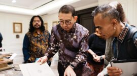 Menteri Kebudayaan Republik Indonesia Fadli Zon menerima kunjungan Werner Weiglein, pemerhati dan pecinta budaya Indonesia asal Jerman, di kantor Kementerian Kebudayaan, Jakarta, Jumat (28/2).