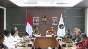 Pembangunan Manusia dan Kebudayaan (Menko PMK) Pratikno menerima Laporan Hasil Pemeriksaan (LHP) Kinerja Terinci atas Sinkronisasi, Koordinasi, dan Pengendalian (SKP) Program Kemenko PMK Bidang Pendidikan dan Kesehatan Tahun Anggaran 2024 hingga Triwulan III 2025.