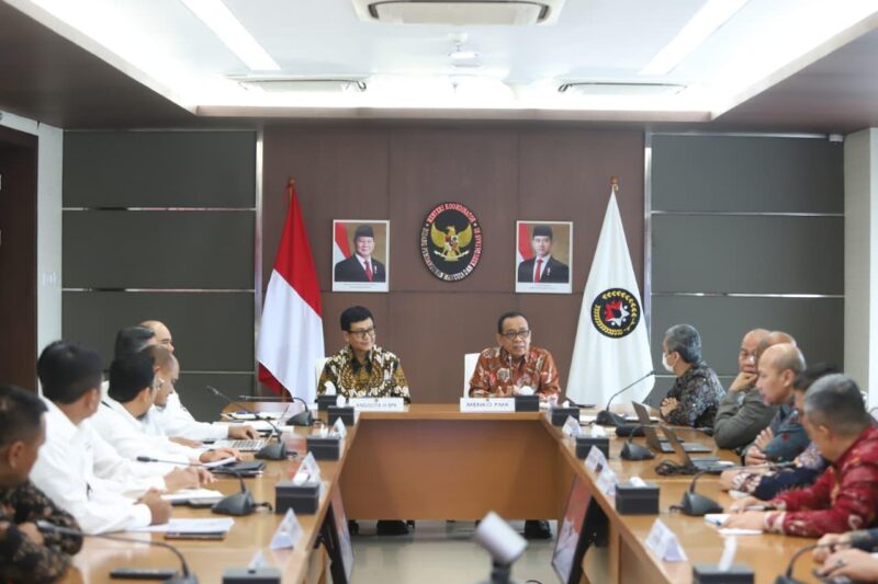 Pembangunan Manusia dan Kebudayaan (Menko PMK) Pratikno menerima Laporan Hasil Pemeriksaan (LHP) Kinerja Terinci atas Sinkronisasi, Koordinasi, dan Pengendalian (SKP) Program Kemenko PMK Bidang Pendidikan dan Kesehatan Tahun Anggaran 2024 hingga Triwulan III 2025.