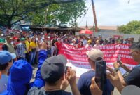 Foto: Ratusan warga RW 017 Kelurahan Kalideres menggelar aksi penolakan pembangunan rumah duka dan krematorium Swarga Abadi di Jalan Utan Jati, Jakarta Barat, Sabtu (28/2/2026).