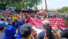 Foto: Ratusan warga RW 017 Kelurahan Kalideres menggelar aksi penolakan pembangunan rumah duka dan krematorium Swarga Abadi di Jalan Utan Jati, Jakarta Barat, Sabtu (28/2/2026).