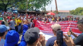 Foto: Ratusan warga RW 017 Kelurahan Kalideres menggelar aksi penolakan pembangunan rumah duka dan krematorium Swarga Abadi di Jalan Utan Jati, Jakarta Barat, Sabtu (28/2/2026).