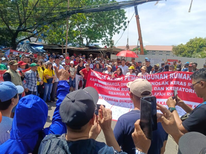 Foto: Ratusan warga RW 017 Kelurahan Kalideres menggelar aksi penolakan pembangunan rumah duka dan krematorium Swarga Abadi di Jalan Utan Jati, Jakarta Barat, Sabtu (28/2/2026).