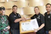 Foto: Ketua Pokja PWI Kepolisian Jakarta Barat Teuku Faisal menyerahkan Sertifikat Jabatan Ketua Dewan Penasihat (Wanhat) kepada Krt. Romo Asun Gautama, S.Dt.B., M.H. untuk periode 2026–2029