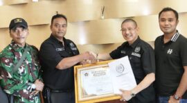 Foto: Ketua Pokja PWI Kepolisian Jakarta Barat Teuku Faisal menyerahkan Sertifikat Jabatan Ketua Dewan Penasihat (Wanhat) kepada Krt. Romo Asun Gautama, S.Dt.B., M.H. untuk periode 2026–2029