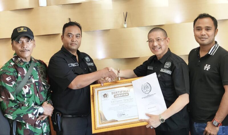 Foto: Ketua Pokja PWI Kepolisian Jakarta Barat Teuku Faisal menyerahkan Sertifikat Jabatan Ketua Dewan Penasihat (Wanhat) kepada Krt. Romo Asun Gautama, S.Dt.B., M.H. untuk periode 2026–2029