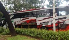 Foto: Bus Pariwisata Berhenti di Ruang Terbuka Hijau