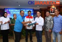 Foto: Ketua SIWO PWI Lampung Muslim Pranata menerima penetapan Lampung sebagai tuan rumah Porwanas 2027 dalam Rakernas SIWO se-Indonesia di Serang, Banten, Sabtu (7/2/2026).