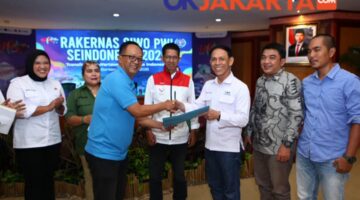 Foto: Ketua SIWO PWI Lampung Muslim Pranata menerima penetapan Lampung sebagai tuan rumah Porwanas 2027 dalam Rakernas SIWO se-Indonesia di Serang, Banten, Sabtu (7/2/2026).