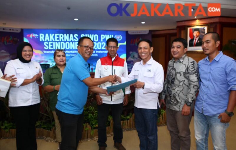 Foto: Ketua SIWO PWI Lampung Muslim Pranata menerima penetapan Lampung sebagai tuan rumah Porwanas 2027 dalam Rakernas SIWO se-Indonesia di Serang, Banten, Sabtu (7/2/2026).