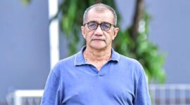 Foto: Seorang pemerhati sepak bola berpose dalam sebuah potret. Ia menilai gerakan “Satu Anak Satu Bola” sebagai contoh konkret pembangunan sepak bola dari akar rumput yang menekankan pemerataan akses, nilai sportivitas, dan pembinaan karakter anak sejak usia dini.