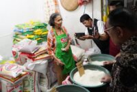 Foto: Wali Kota Jakarta Pusat Arifin mengecek langsung harga dan ketersediaan bahan pokok menjelang bulan suci Ramadhan di Pasar Johar Baru, Kamis (12/2/2026)