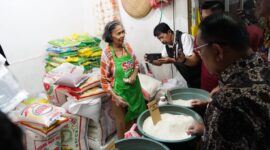 Foto: Wali Kota Jakarta Pusat Arifin mengecek langsung harga dan ketersediaan bahan pokok menjelang bulan suci Ramadhan di Pasar Johar Baru, Kamis (12/2/2026)