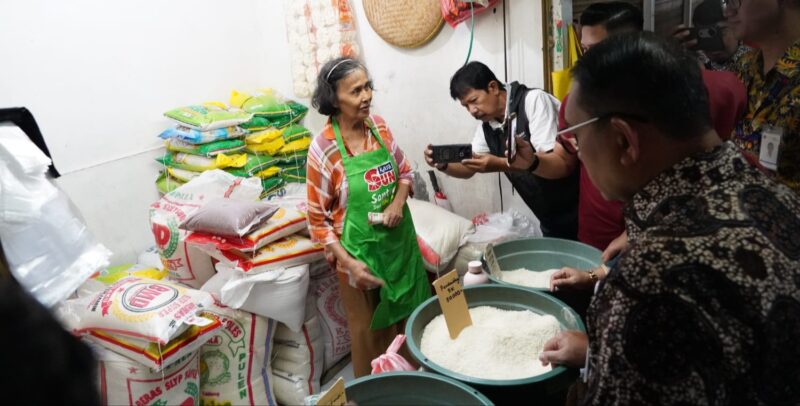Foto: Wali Kota Jakarta Pusat Arifin mengecek langsung harga dan ketersediaan bahan pokok menjelang bulan suci Ramadhan di Pasar Johar Baru, Kamis (12/2/2026)