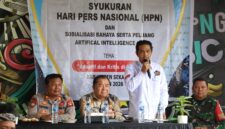 Foto: Ketua Persatuan Wartawan Indonesia (PWI) Kalimantan Barat, Kundori, memberikan sambutan pada acara Syukuran Hari Pers Nasional (HPN) 2026 di Kabupaten Sekadau, Sabtu (14/2/2026)