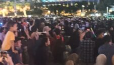 Foto: Ribuan warga memadati kawasan Bundaran Hotel Indonesia (HI), Jakarta Pusat, untuk menyaksikan rangkaian acara Harmoni Imlek Nusantara dalam perayaan malam Tahun Baru Imlek 2026, Senin (16/2/2026).