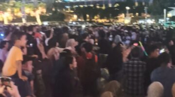 Foto: Ribuan warga memadati kawasan Bundaran Hotel Indonesia (HI), Jakarta Pusat, untuk menyaksikan rangkaian acara Harmoni Imlek Nusantara dalam perayaan malam Tahun Baru Imlek 2026, Senin (16/2/2026).