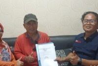 Foto: Perwakilan Kantor Hukum Rinto Hartoyo Agus & Partner (kanan) menyerahkan dokumen penyelesaian sengketa aset kepada klien (tengah) disaksikan pendamping (kiri) di Jakarta.