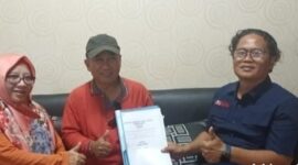 Foto: Perwakilan Kantor Hukum Rinto Hartoyo Agus & Partner (kanan) menyerahkan dokumen penyelesaian sengketa aset kepada klien (tengah) disaksikan pendamping (kiri) di Jakarta.