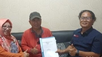 Foto: Perwakilan Kantor Hukum Rinto Hartoyo Agus & Partner (kanan) menyerahkan dokumen penyelesaian sengketa aset kepada klien (tengah) disaksikan pendamping (kiri) di Jakarta.