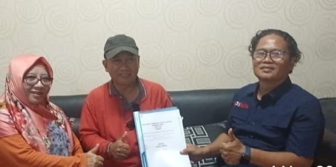 Foto: Perwakilan Kantor Hukum Rinto Hartoyo Agus & Partner (kanan) menyerahkan dokumen penyelesaian sengketa aset kepada klien (tengah) disaksikan pendamping (kiri) di Jakarta.