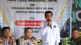 Ketua Persatuan Wartawan Indonesia (PWI) Kalimantan Barat, Kundori, memberikan sambutan pada acara Syukuran Hari Pers Nasional (HPN) 2026 di Kabupaten Sekadau, Sabtu (14/2/2026)