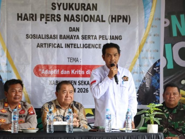 Ketua Persatuan Wartawan Indonesia (PWI) Kalimantan Barat, Kundori, memberikan sambutan pada acara Syukuran Hari Pers Nasional (HPN) 2026 di Kabupaten Sekadau, Sabtu (14/2/2026)