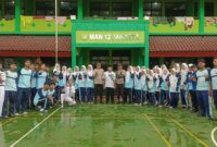 Foto: Polres Metro Jakarta Barat melalui kegiatan pemasangan sekaligus sosialisasi Stiker Bantuan Polisi di lingkungan Sekolah Madrasah Aliyah Negeri (MAN) 12 Jakarta, Jalan Raya Duri Kosambi RW 08, Kecamatan Cengkareng, Jakarta Barat, Senin (02/02/2026). (Dok-Istimewa)