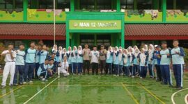 Foto: Polres Metro Jakarta Barat melalui kegiatan pemasangan sekaligus sosialisasi Stiker Bantuan Polisi di lingkungan Sekolah Madrasah Aliyah Negeri (MAN) 12 Jakarta, Jalan Raya Duri Kosambi RW 08, Kecamatan Cengkareng, Jakarta Barat, Senin (02/02/2026). (Dok-Istimewa)