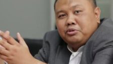 Analis komunikasi politik Hendri Satrio atau Hensa menilai terdapat perbedaan persepsi netizen terhadap Sekretaris Kabinet Teddy Indra Wijaya dan Menteri Keuangan Purbaya Yudhi Sadewa di tengah dinamika awal pemerintahan Presiden Prabowo Subianto.