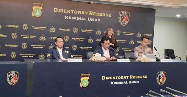 Foto: (tengah) Direktur Reserse Kriminal Umum Polda Metro Jaya Kombes Pol. Iman Imanuddin saat konferensi pers di Mapolda Metro Jaya. (Dok-Istimewa)