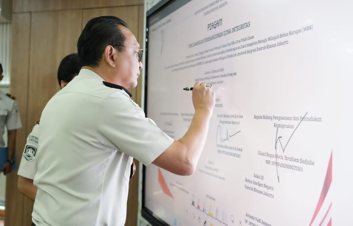 Foto: Direktorat Jenderal Imigrasi Daerah Khusus Jakarta, Pamuji Raharja, saat Teken Komitmen Zona Integritas WBK–WBBM. (Dok-Istimewa)